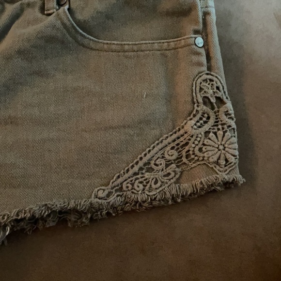 Roxy - Picture 3 of 4